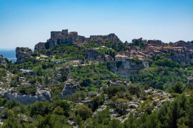 Fransa 'nın güneyinde, Provence' deki Alpille Dağları 'nın kayalıklarıyla manzara