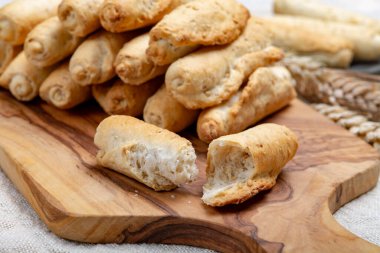 Susamlı buğday hamurundan yapılmış küçük İtalyan ekmeği ruloları.