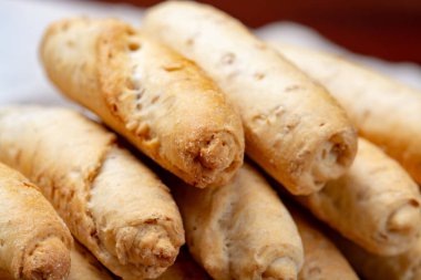 Susamlı buğday hamurundan yapılmış küçük İtalyan ekmeği ruloları.