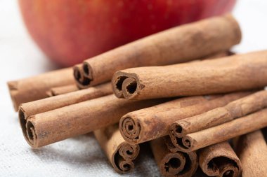 Kış pastası malzemeleri, kurutulmuş aromatik tarçın çubukları ve teneke tabakta elma.