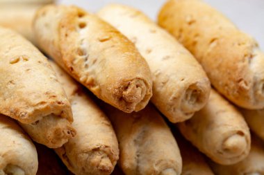 Susamlı buğday hamurundan yapılmış küçük İtalyan ekmeği ruloları.