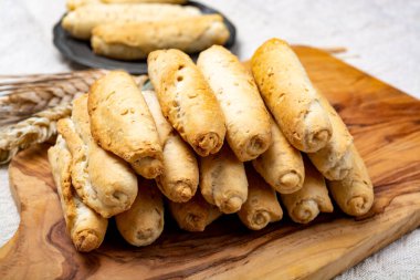 Susamlı buğday hamurundan yapılmış küçük İtalyan ekmeği ruloları.