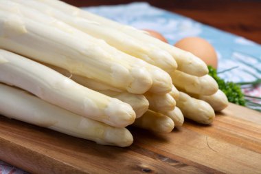 Bir demet taze pişmemiş kuşkonmaz ve haşlanmış yumurta, yeni hasat, yakın çekim.