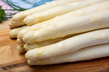 Bir demet taze pişmemiş kuşkonmaz ve haşlanmış yumurta, yeni hasat, yakın çekim.