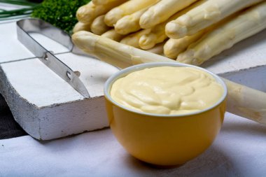 Kasede beyaz holandez sosu pişmiş beyaz kuşkonmaz ile geleneksel sos.