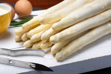 Bir demet taze pişmemiş kuşkonmaz ve haşlanmış yumurta, yeni hasat, yakın çekim.