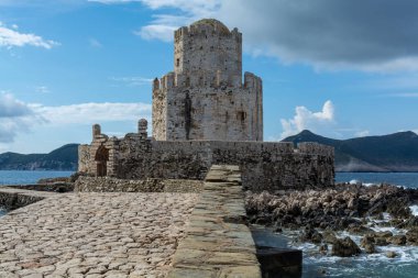 Mora 'daki küçük Yunan kasabası Methoni' deki eski Venedik kalesine bakın.