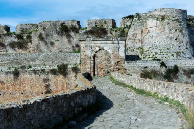 Mora 'daki küçük Yunan kasabası Methoni' deki eski Venedik kalesine bakın.