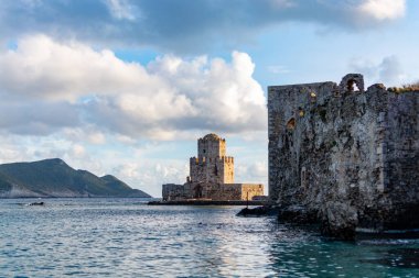 Yunanistan 'ın Mora kentindeki antik Methoni kentinin manzarası, eski kale ve tarihi şatosu, turizm beldesi