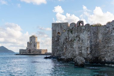Mora 'daki küçük Yunan kasabası Methoni' deki eski Venedik kalesine bakın.