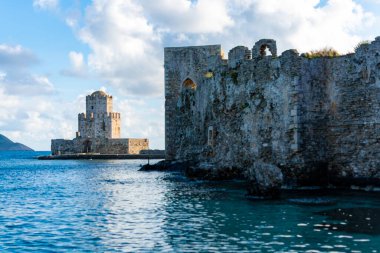 Yunanistan 'ın Mora kentindeki antik Methoni kentinin manzarası, eski kale ve tarihi şatosu, turizm beldesi