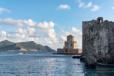 Mora 'daki küçük Yunan kasabası Methoni' deki eski Venedik kalesine bakın.