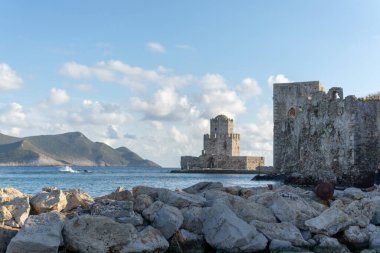 Yunanistan 'ın Mora kentindeki antik Methoni kentinin manzarası, eski kale ve tarihi şatosu, turizm beldesi