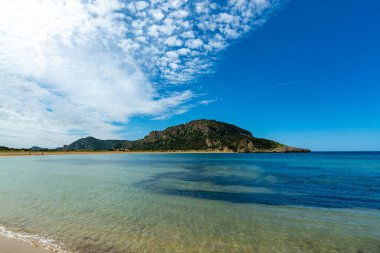 Voidokilia Plajı, Akdeniz 'in Messinia bölgesindeki popüler beyaz kum ve mavi berrak su plajı Yunan harfi Omega, Moreloponese, Yunanistan, tatil beldesi