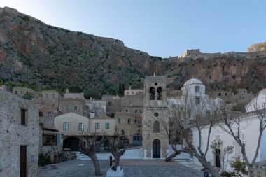 Günbatımında Monemvasia, Moreloponnese, Yunanistan 'daki kayalık ada üzerindeki romantik güçlendirilmiş Yunan köyü
