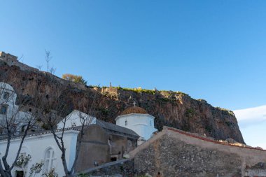 Günbatımında Monemvasia, Moreloponnese, Yunanistan 'daki kayalık ada üzerindeki romantik güçlendirilmiş Yunan köyü