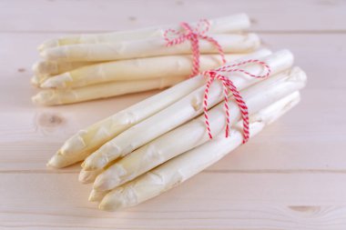 Yeni beyaz kuşkonmaz hasadı, bahar mevsiminde iki demet yüksek kaliteli çiğ kuşkonmaz, yakın pişirmeye hazır.