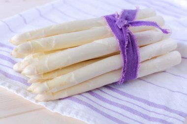 Yeni beyaz kuşkonmaz hasadı sebze, bahar mevsiminde yüksek kaliteli çiğ kuşkonmaz, yakın pişirmeye hazır.