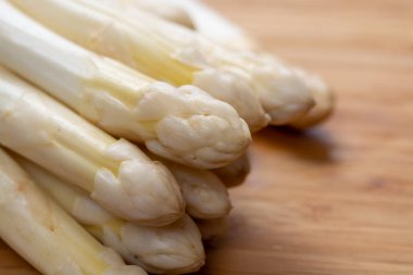 Taze çiğ organik, yüksek kalite kuşkonmaz. Yakın pişirmeye hazır.