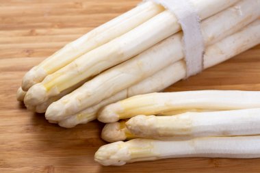 Taze çiğ organik, yüksek kalite kuşkonmaz. Yakın pişirmeye hazır.