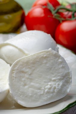 İtalyan Akdeniz bufalosunun sütünden yapılan yumuşacık İtalyan mozzarellası topları ve parçaları.