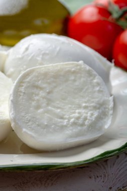 İtalyan Akdeniz bufalosunun sütünden yapılan yumuşacık İtalyan mozzarellası topları ve parçaları.