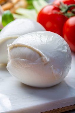 İtalyan Akdeniz bufalosunun sütünden yapılan yumuşacık İtalyan mozzarellası topları yakın plan.
