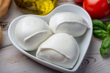 Aşk mozzerella 'sı, mozzarella soslu bufalo topları, İtalyan Akdeniz bufalosunun sütüyle yapılan yumuşak İtalyan peyniri.