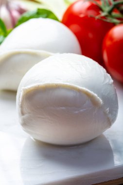 İtalyan Akdeniz bufalosunun sütünden yapılan yumuşacık İtalyan mozzarellası topları yakın plan.