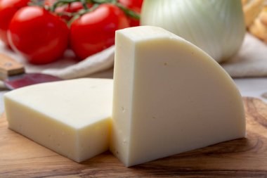 İtalyan peyniri, Cremona 'dan gelen Provolone Dolce inek peyniri zeytin ekmeği ve domatesle servis ediliyor.