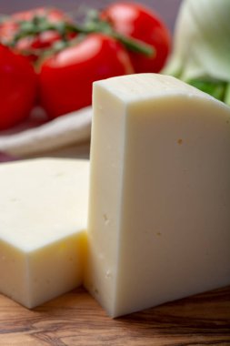 İtalyan peyniri, Cremona 'dan gelen Provolone Dolce inek peyniri zeytin ekmeği ve domatesle servis ediliyor.