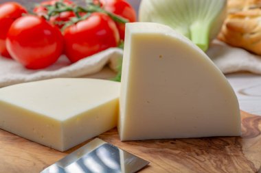İtalyan peyniri, Cremona 'dan gelen Provolone Dolce inek peyniri zeytin ekmeği ve domatesle servis ediliyor.