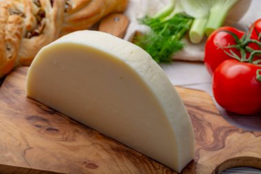 İtalyan peyniri, Cremona 'dan gelen Provolone Dolce inek peyniri zeytin ekmeği ve domatesle servis ediliyor.