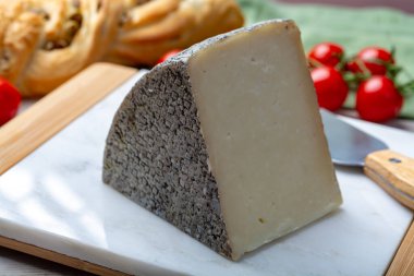 İtalyan peyniri, bir parça olgun Toskana Pecorino koyun peyniri zeytin ekmeği ve domatesle servis edilir.