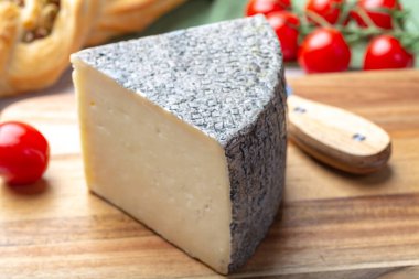 İtalyan peyniri, bir parça olgun Toskana Pecorino koyun peyniri zeytin ekmeği ve domatesle servis edilir.