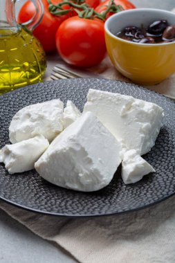 Siyah tabakta taze, beyaz, tuzlu Feta peyniri.