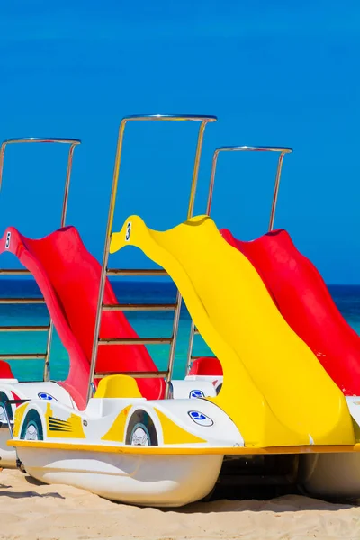 Barcas Pedales Colores Con Toboganes Alquiler Playa Arena Con Agua — Foto de Stock