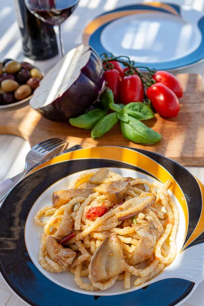 전통적 부카타 파스타와 시실리안 비올라 토마토가 시칠리아 파스타 요리는 테라스에서 — 스톡 사진