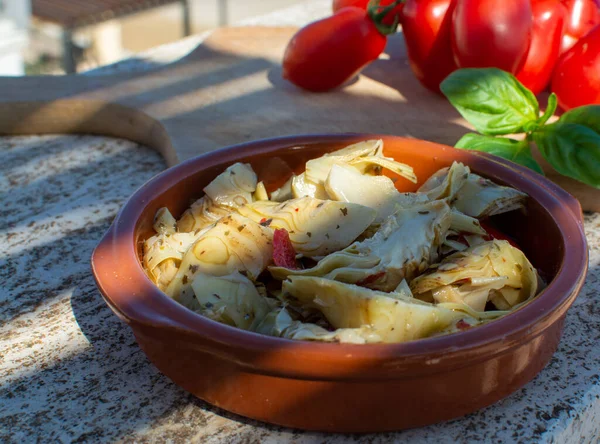 Włoskie Jedzenie Marynowane Karczochy Serca Ziołami Czosnkiem Serwowane Zewnątrz — Zdjęcie stockowe