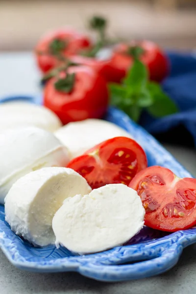 Käsekollektion Frischer Italienischer Weichmozzarella Bällchen Serviert Mit Roten Reifen Tomaten — Stockfoto