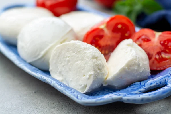 Peynir Koleksiyonu Taze Talyan Mozzarella Peyniri Kırmızı Olgun Domateslerle Servis — Stok fotoğraf