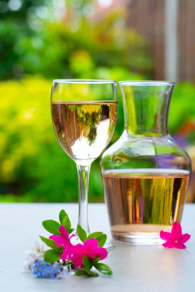 Vinho Rosa Francês Servido Jardim Vidro Carafe Com Flores Coloridas — Fotografia de Stock