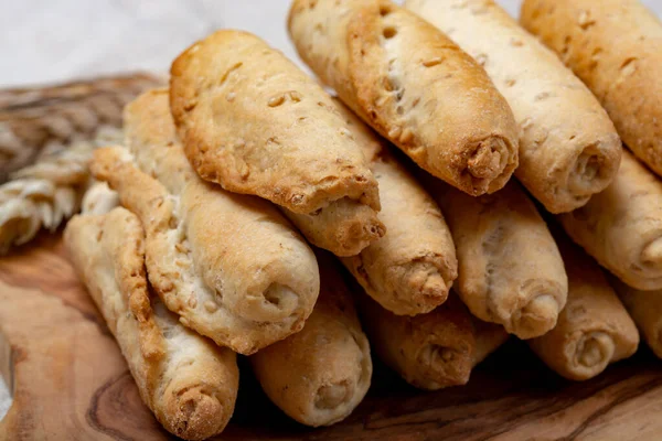 Pequenos Pães Italianos Crostini Feitos Massa Trigo Com Gergelim Perto — Fotografia de Stock