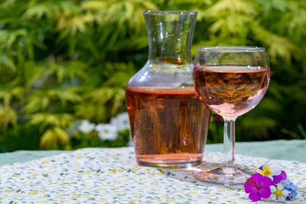 Jarra Vino Copa Con Vino Rosas Frías Flores Silvestres Verano — Foto de Stock