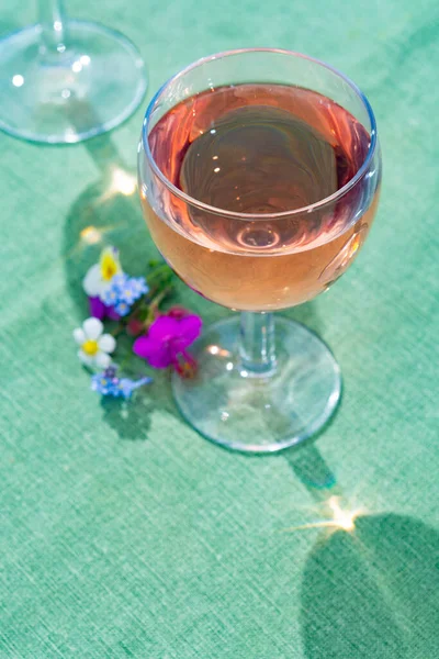 Glass Cold Rose Wine Wild Flowers Summer Sunny Day Close — Stock Photo, Image