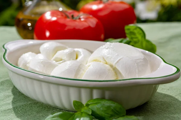 Verdreht Einen Zopf Treccia Mozzarella Italienischen Weichkäse Mit Frischem Basilikum — Stockfoto