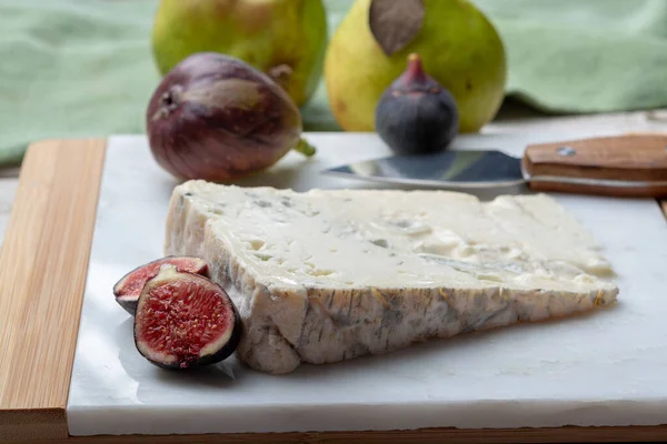 意大利北部的Gorgonzola Dolce蓝奶酪 用不脱脂的奶牛奶制成 配以新鲜的无花果和梨 — 图库照片