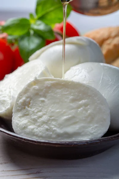 Bölény Mozzarella Golyók Darabok Olasz Mediterrán Bivaly Tejéből Készült Puha — Stock Fotó