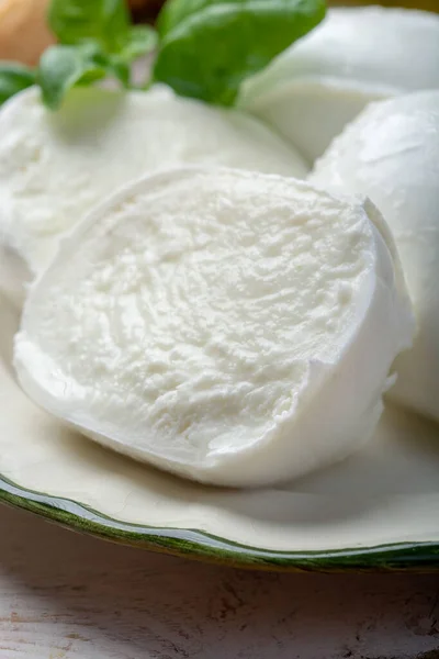 Bolas Pedaços Mussarela Búfalo Queijo Italiano Macio Feito Partir Leite — Fotografia de Stock