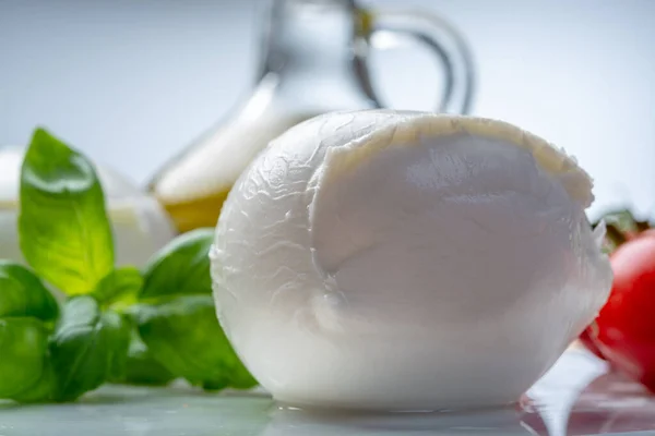 Talyan Akdeniz Bufalosunun Sütünden Yapılan Yumuşacık Talyan Mozzarellası Topları Yakın — Stok fotoğraf